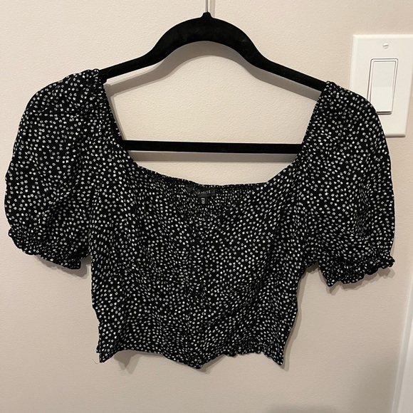 Dynamite Tops - Dynamite Cropped Black Floral Top - size Small